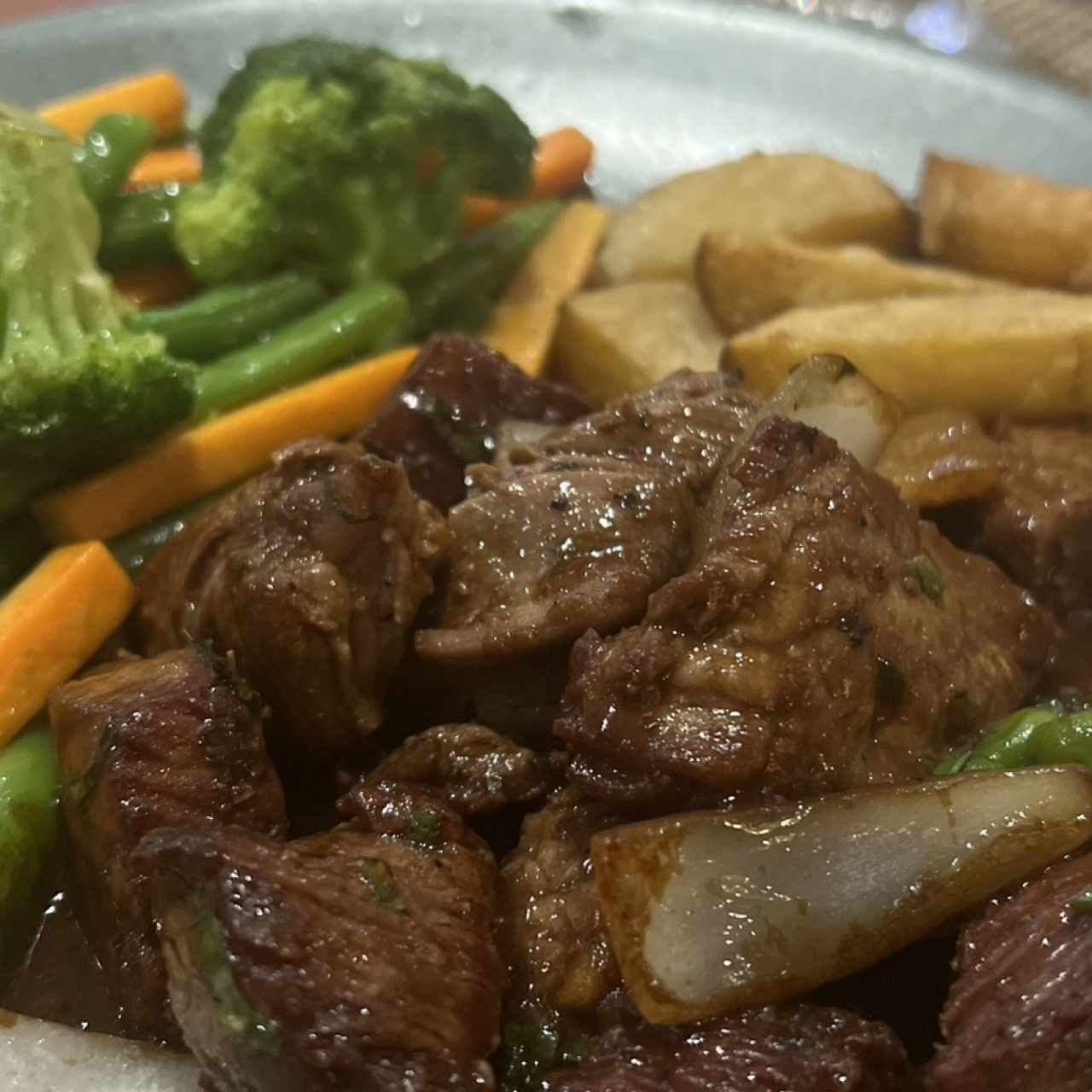 Platos Fuertes - Lomo Saltado
