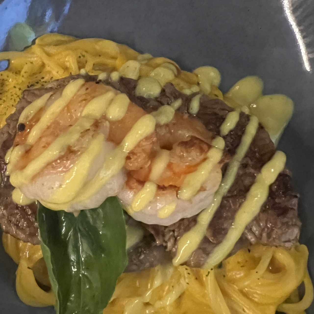 Spaguetti con salsa huancaina y lomo saltado