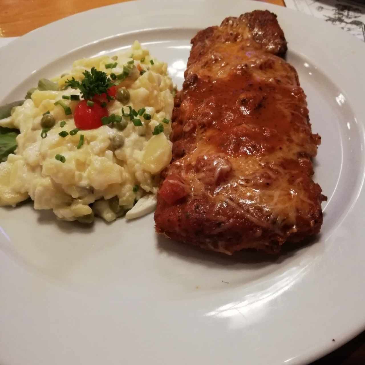 Milanesa de pescado y ensalada de papas