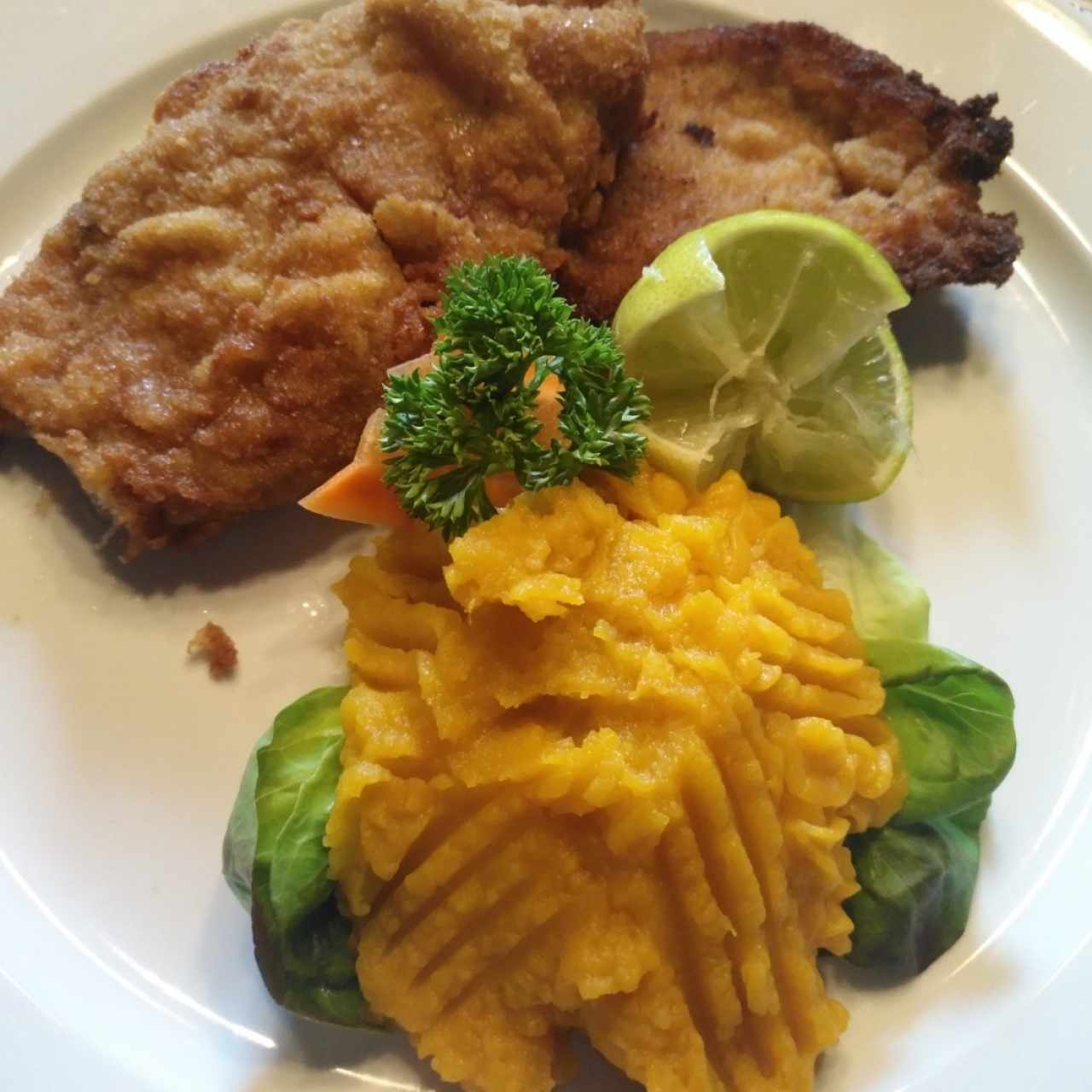 Milanesa de puerco con pure de Zapallo