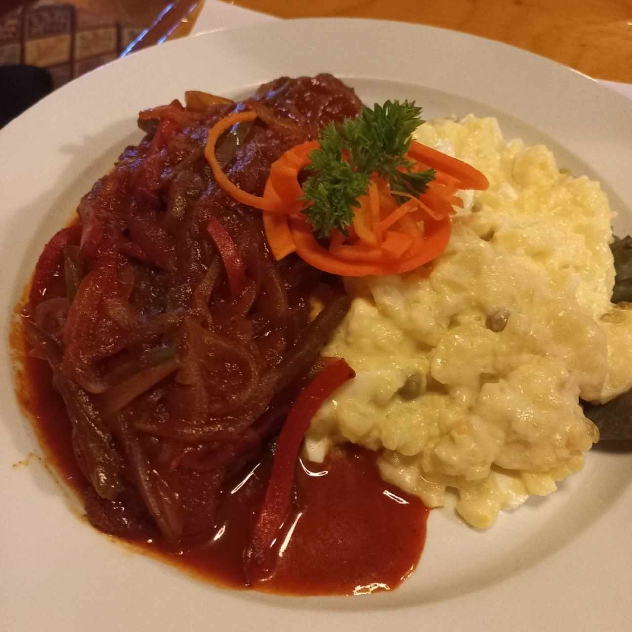 Ternera y ensalada de papa