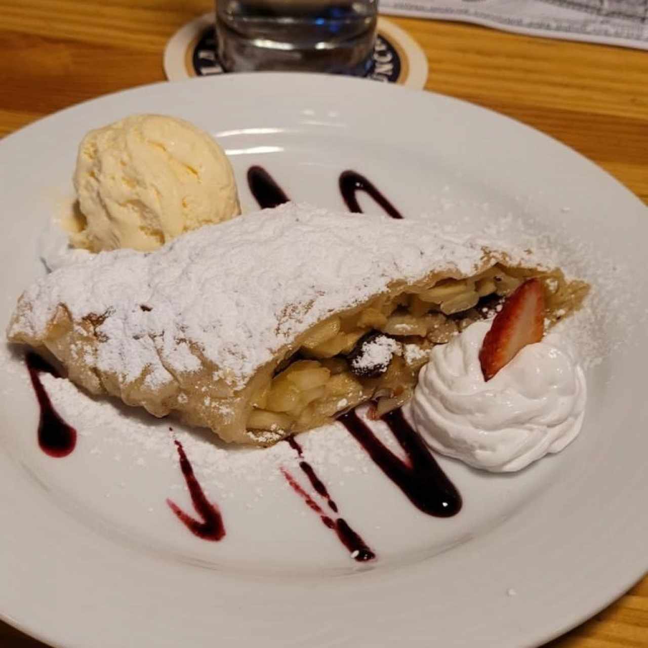 PASTEL CALIENTE DE MANZANA CON PASAS, HELADO DE VAINILLA, CREMA BATIDA