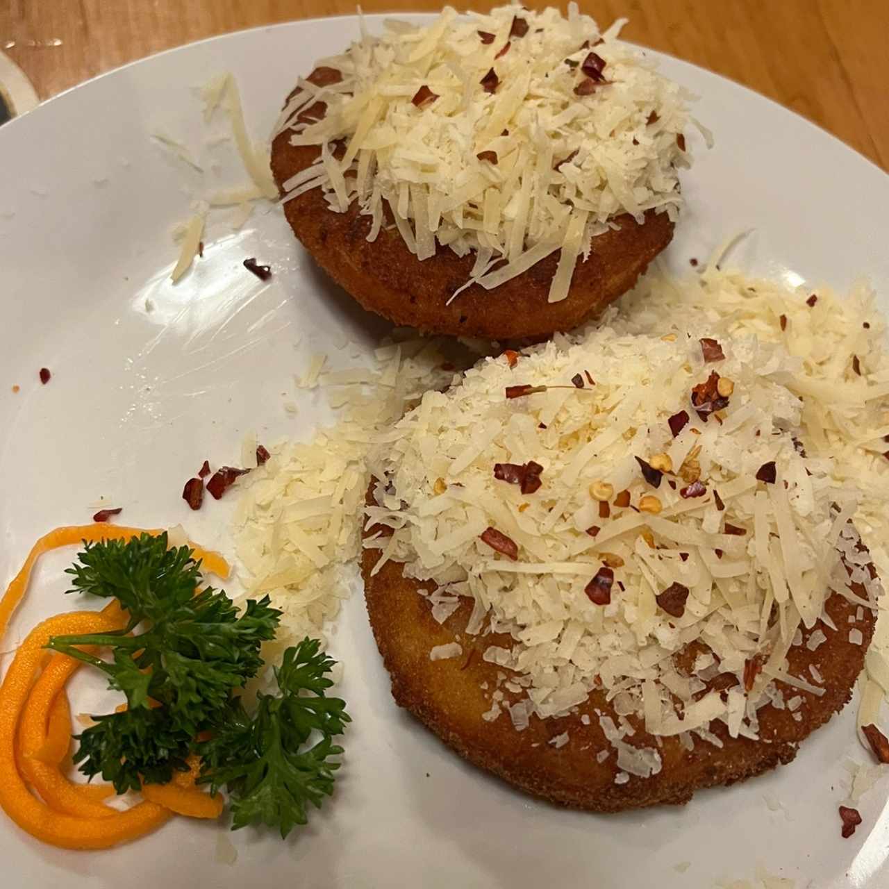 Panierte Tomate mit Parmesan