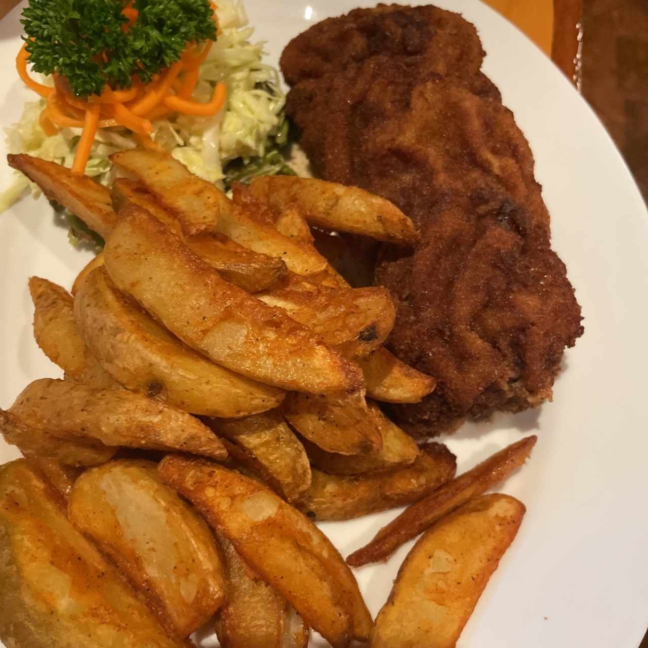 Serbisches Rinderschnitzel gefüllt mit Käsecreme und Jalapeno, pikante Pommes