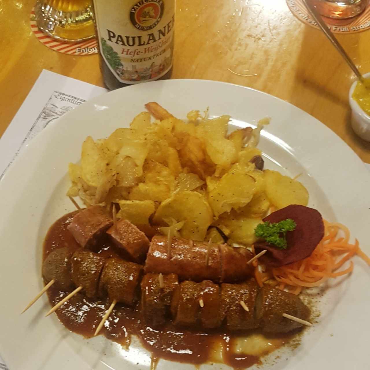 salchichas nuremberg y currywurst con papas salteadas... y una Paulander de trigo