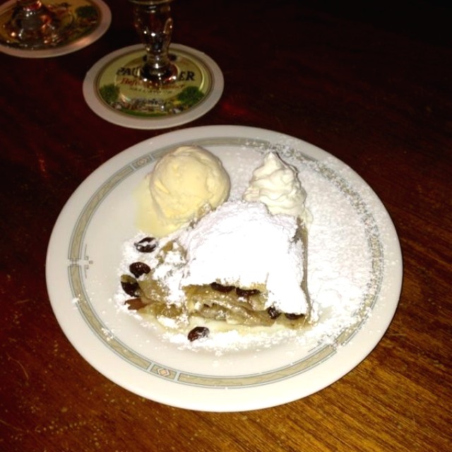 Strudel de manzana con helado