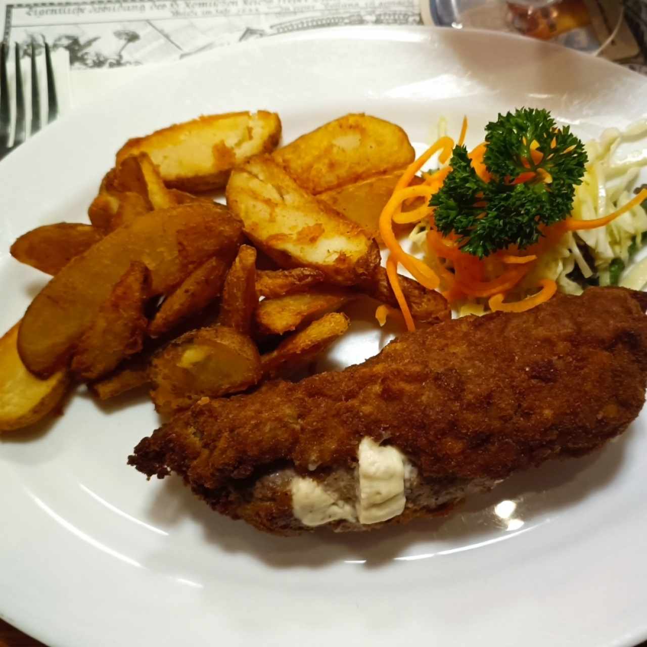 Serbisches Rinderschnitzel gefüllt mit Käsecreme und Jalapeno, pikante Pommes