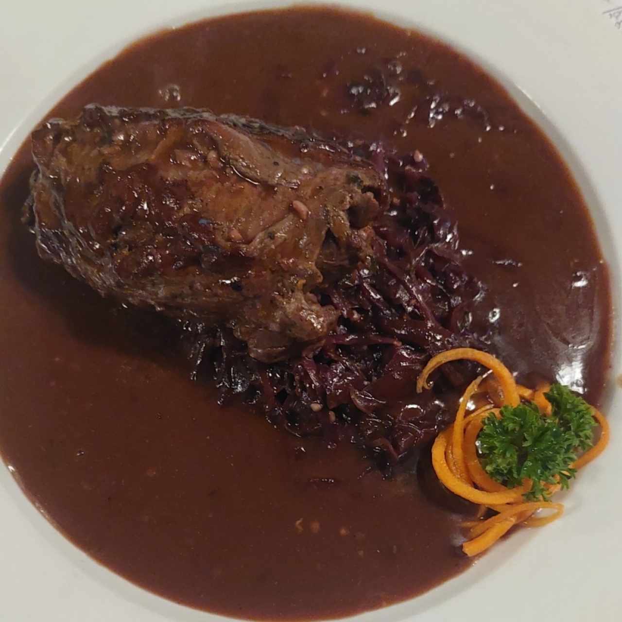 Rollo de carne en salsa de vino