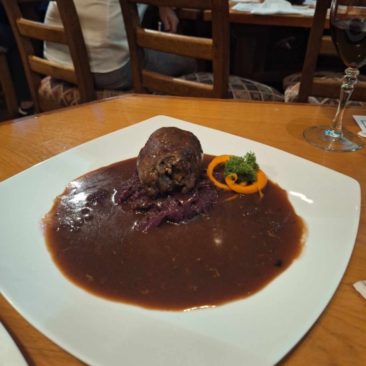 Rinderroulade-Rollo de Carne relleno de jamón y pepinillo y farsa de cerdo