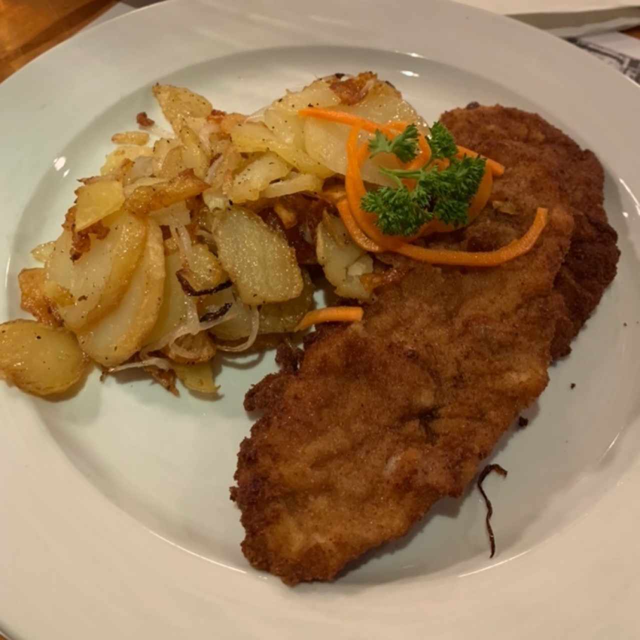 Wienerschnitzel vom Schwein mit Bratkartoffeln