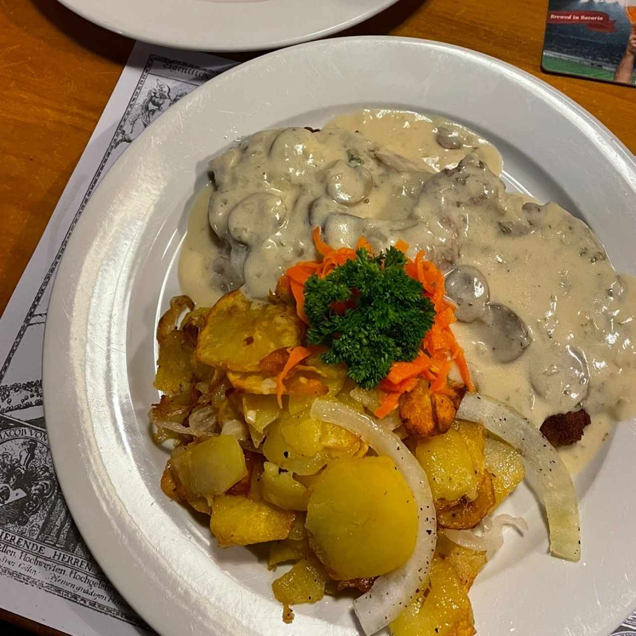 HAUPTGERICHTE - Jägerschnitzel mit Bratkartoffeln