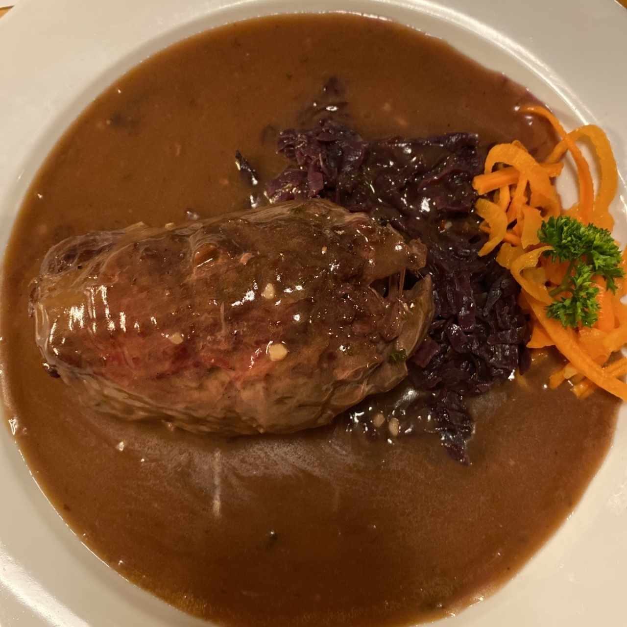 Rinderroulade, Bratkartoffeln und Apfelrotkohl