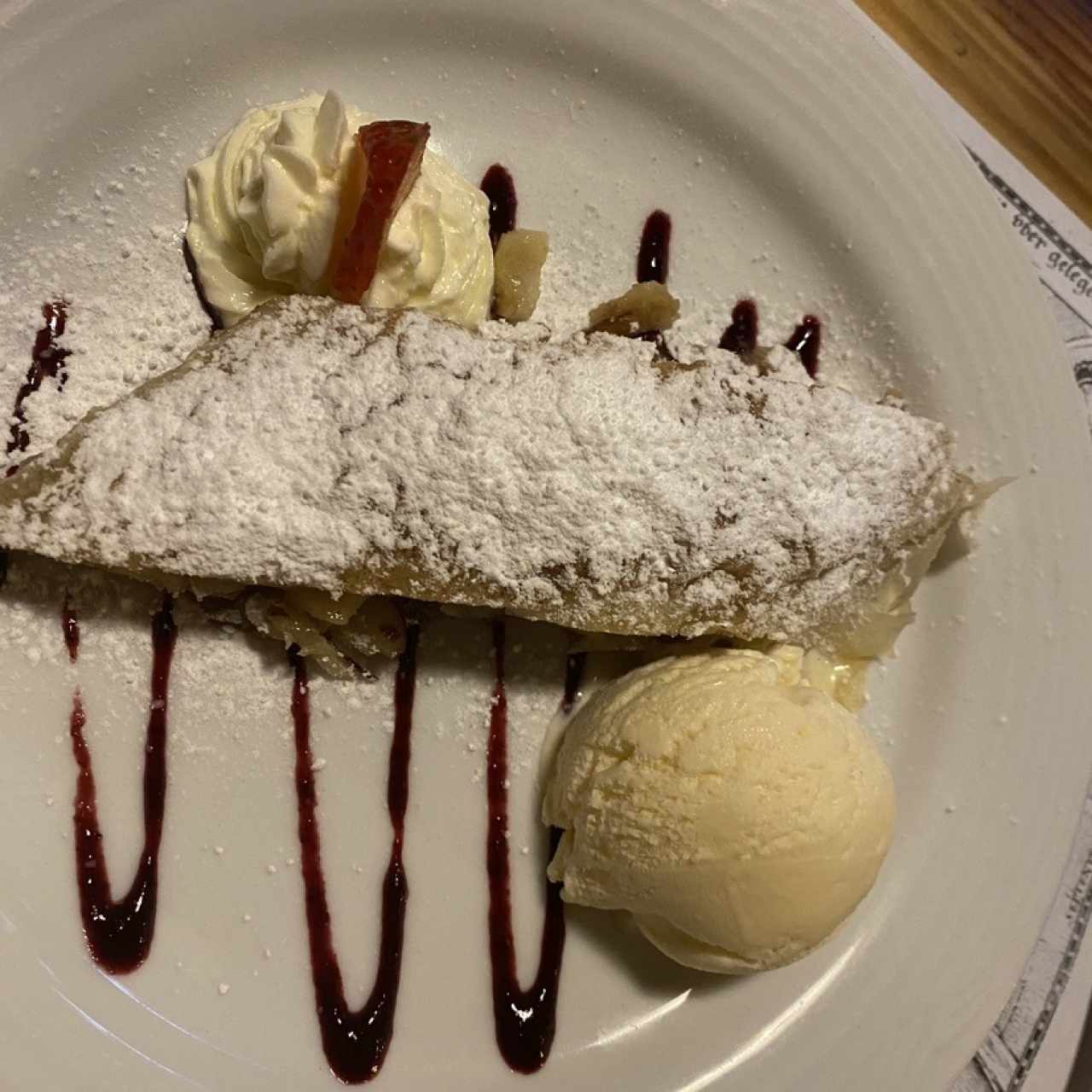 Apfelstrudel mit Vanilleiscreme und Schlag