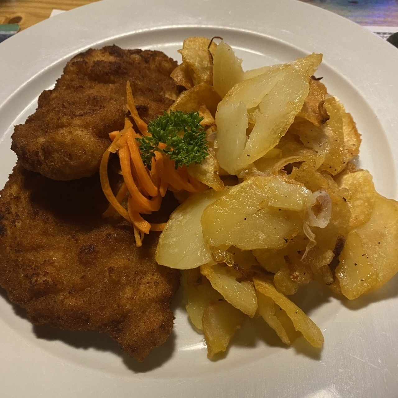 HAUPTGERICHTE - Jägerschnitzel mit Bratkartoffeln