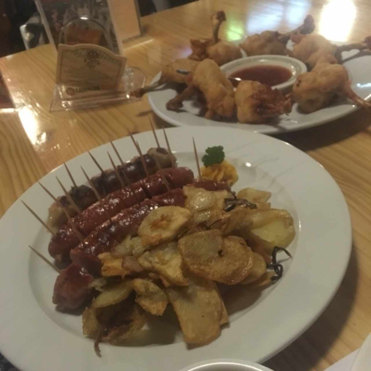 Salchichas de ternera y puerco , papas salteadas y alitas