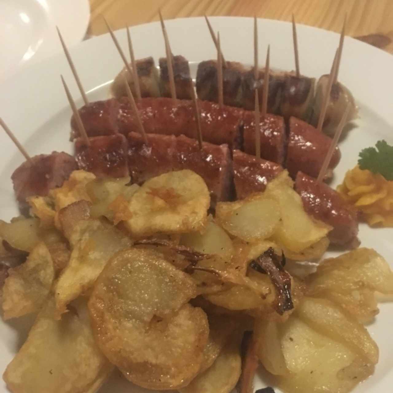 Salchichas de ternera y puerco con papitas salteadas