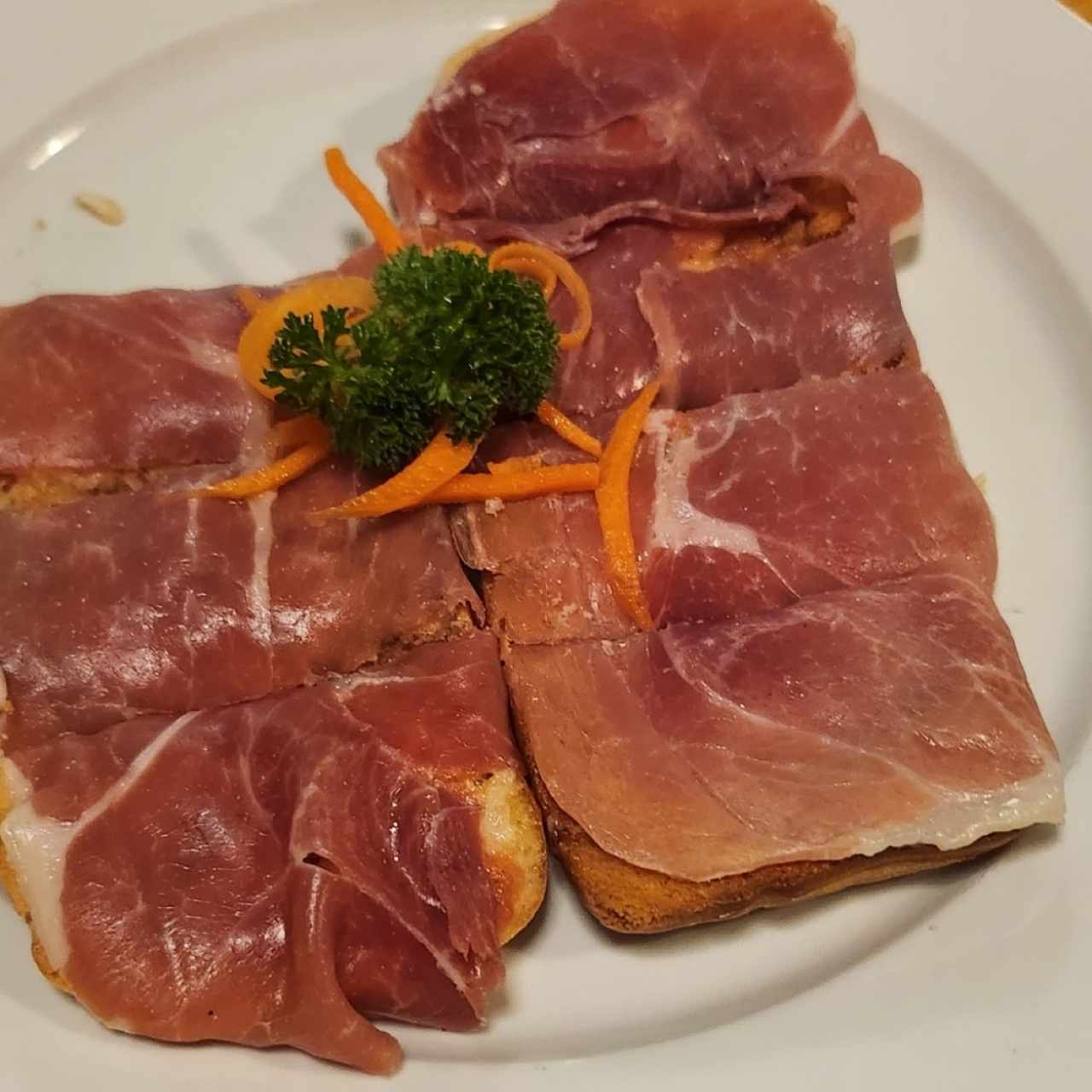 Pan Ciaabatta entromatado  con Jamón Serrano.