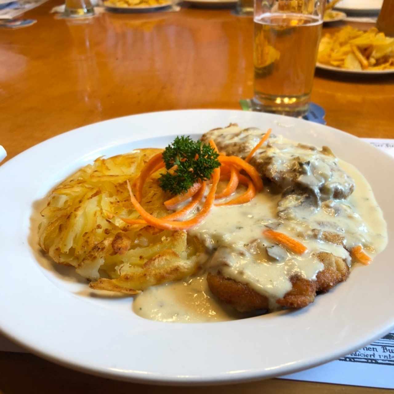 HAUPTGERICHTE - Jägerschnitzel mit Bratkartoffeln