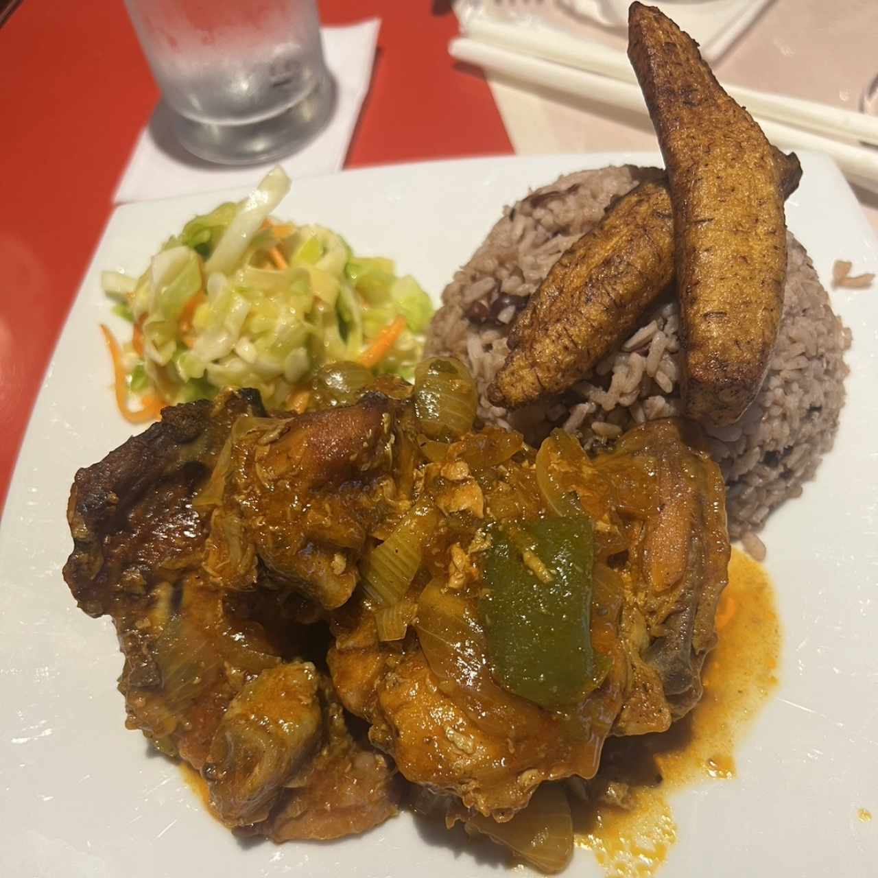 Gallina guisada con arroz y frijoles, ensalada y platano maduro 