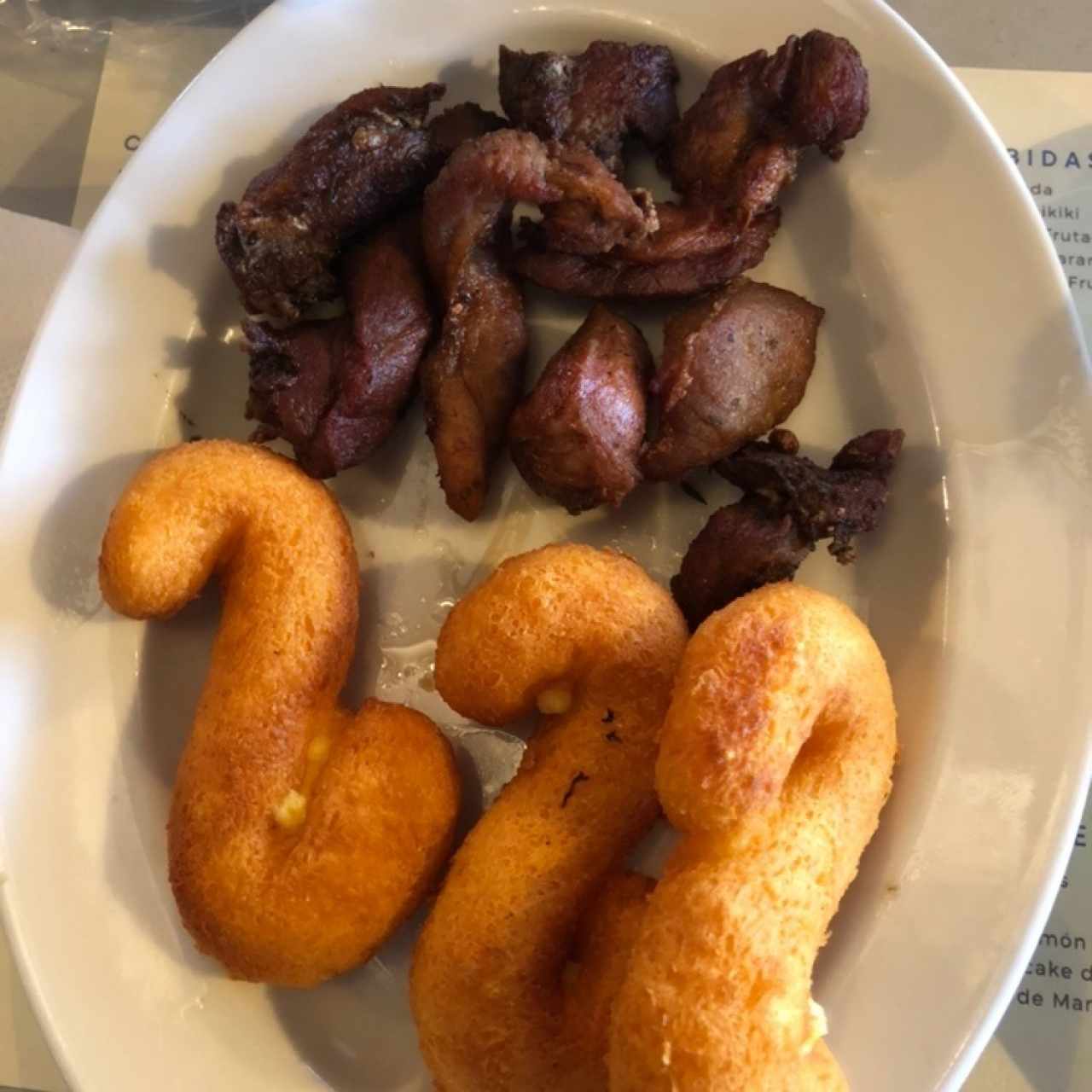 Combo de Almohabanos rellenos de queso amarillo y puerco frito