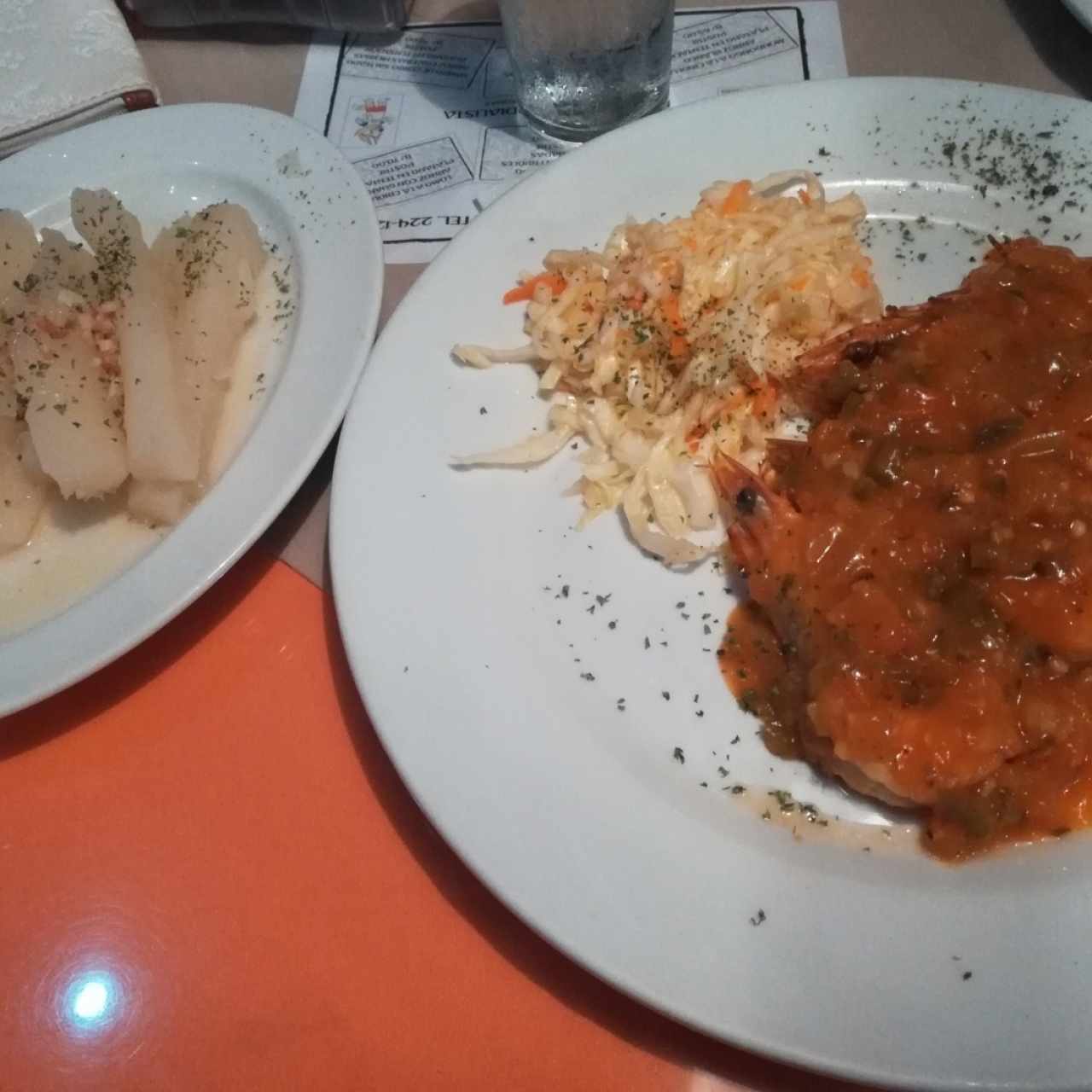 langostinos a la criolla acompañado con yucas al moho