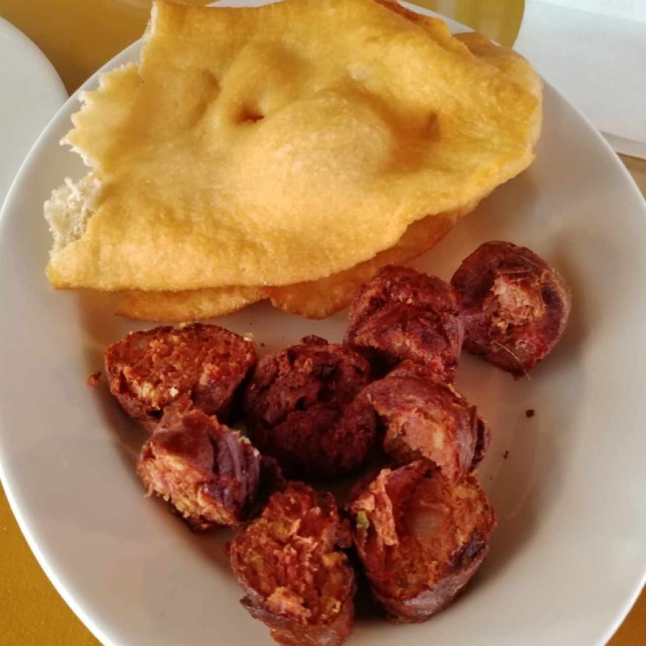 Hojaldre con Chorizos Fritos