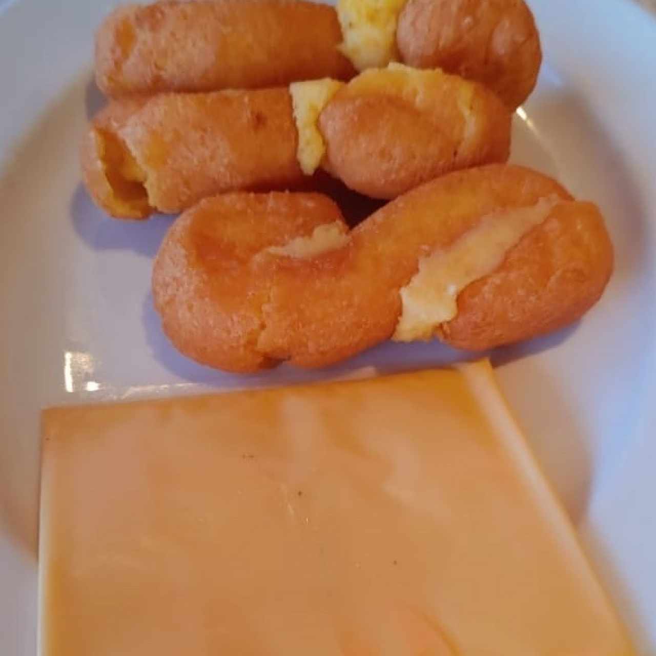 Almojábanos y Queso Amarillo