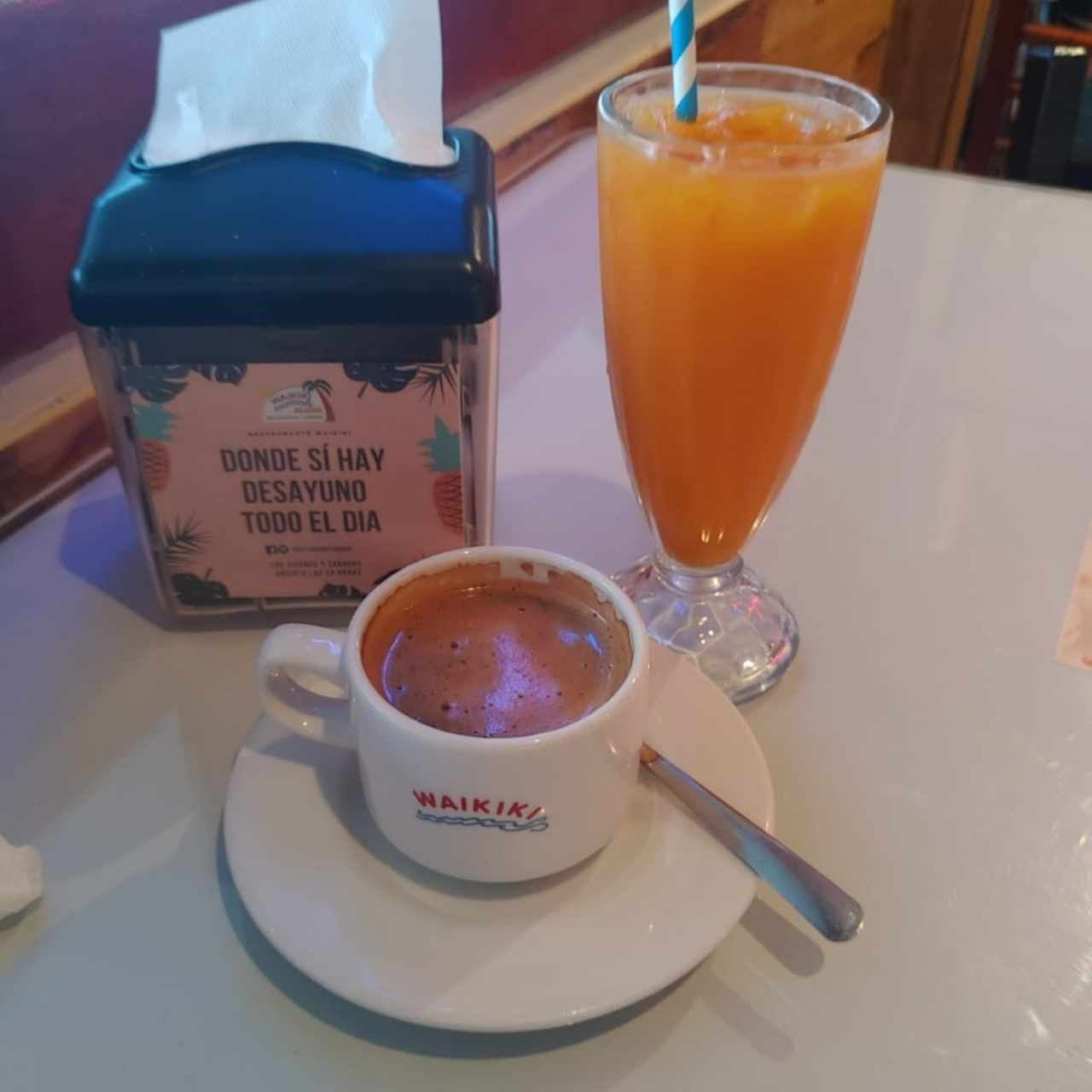 Jugo de Naranja con Zanahoria y Café Negro