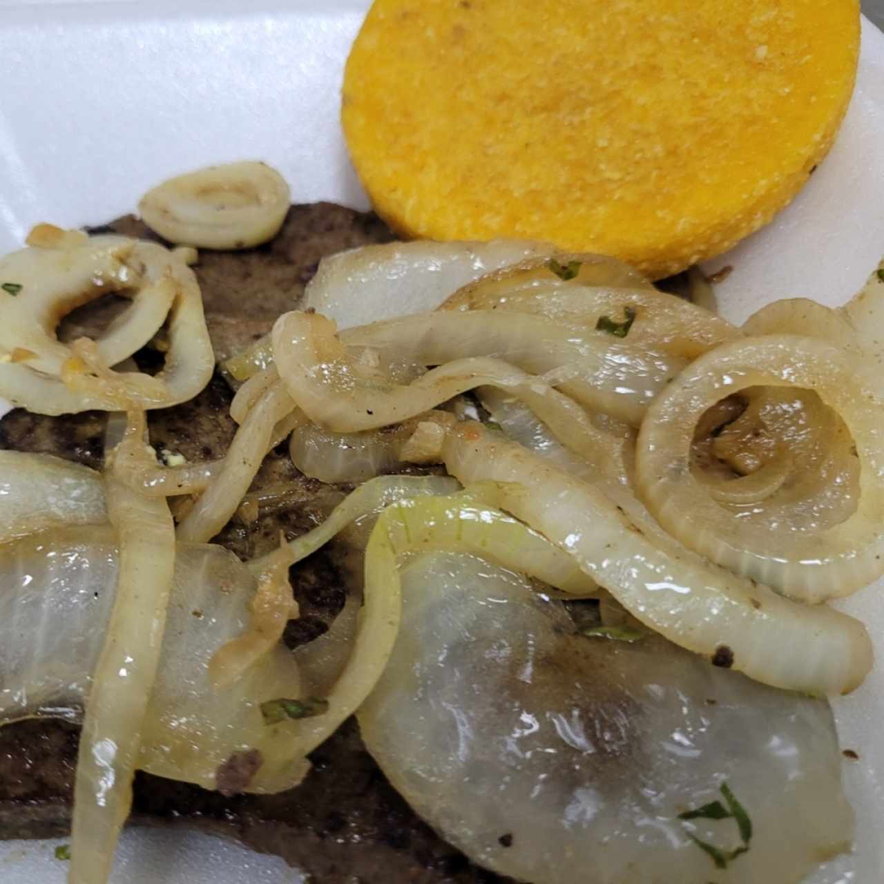 bistec de higado encebollado