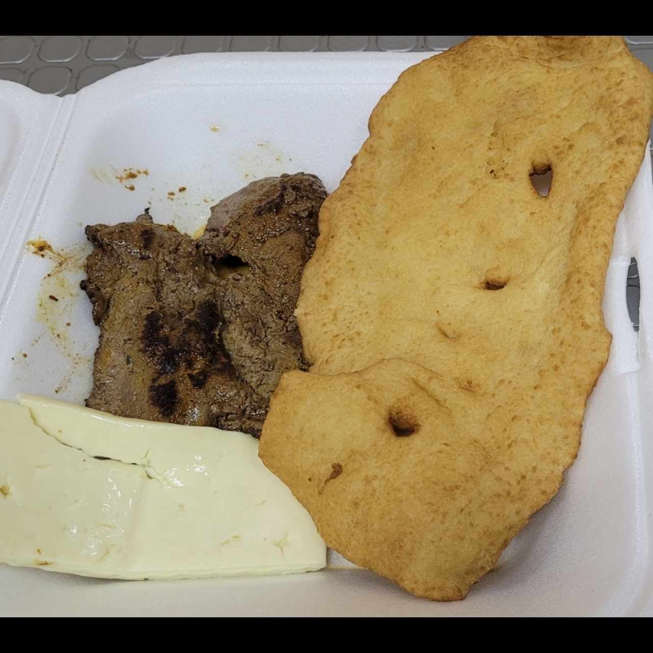 higado, hojaldre y queso blanco