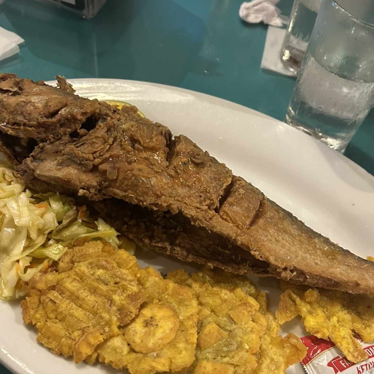 Pescado frito con patacones