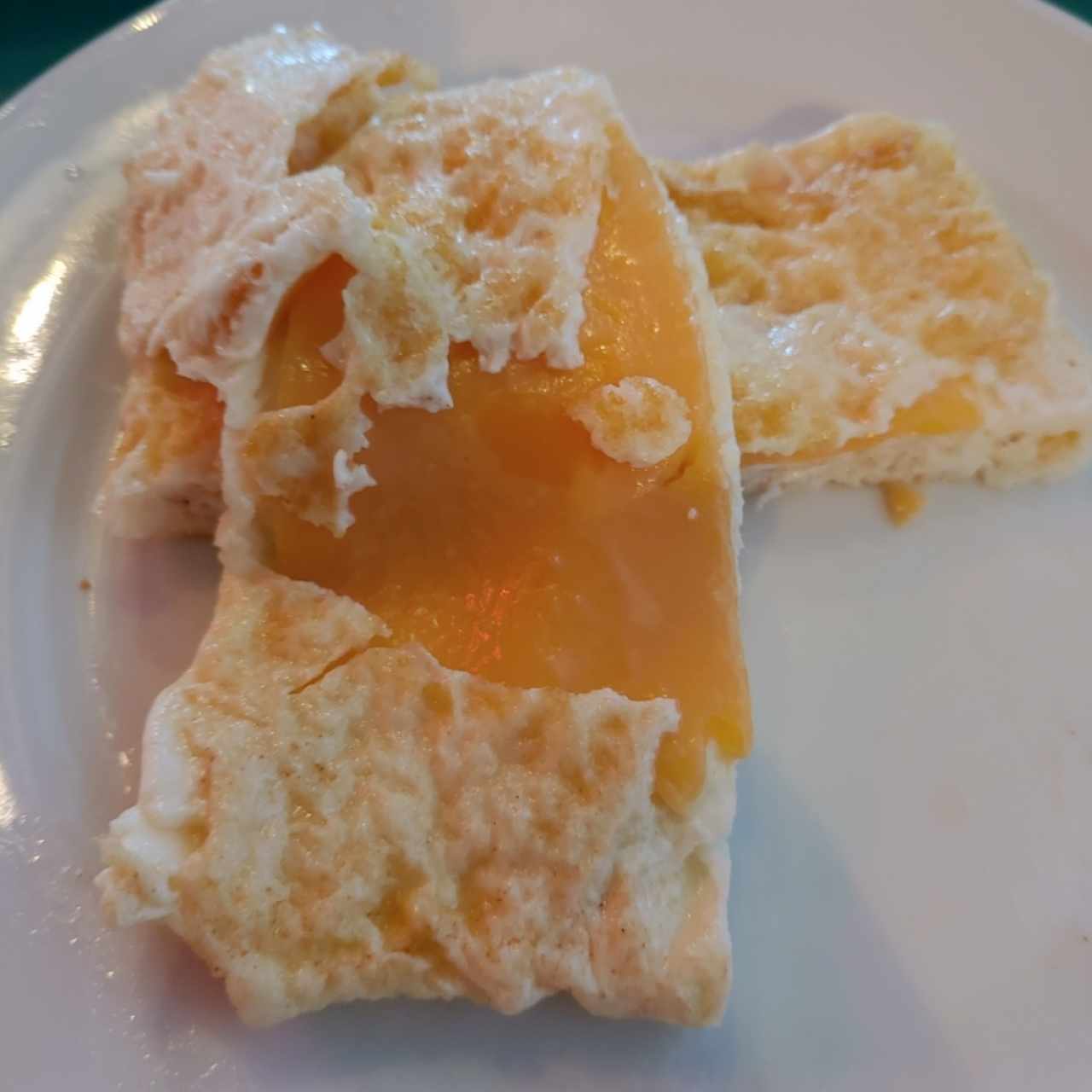 huevo con queso amarillo