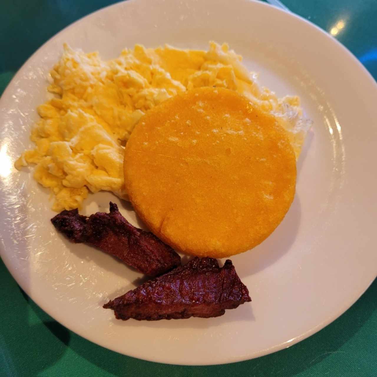 huevos revueltos y tasajo de res 