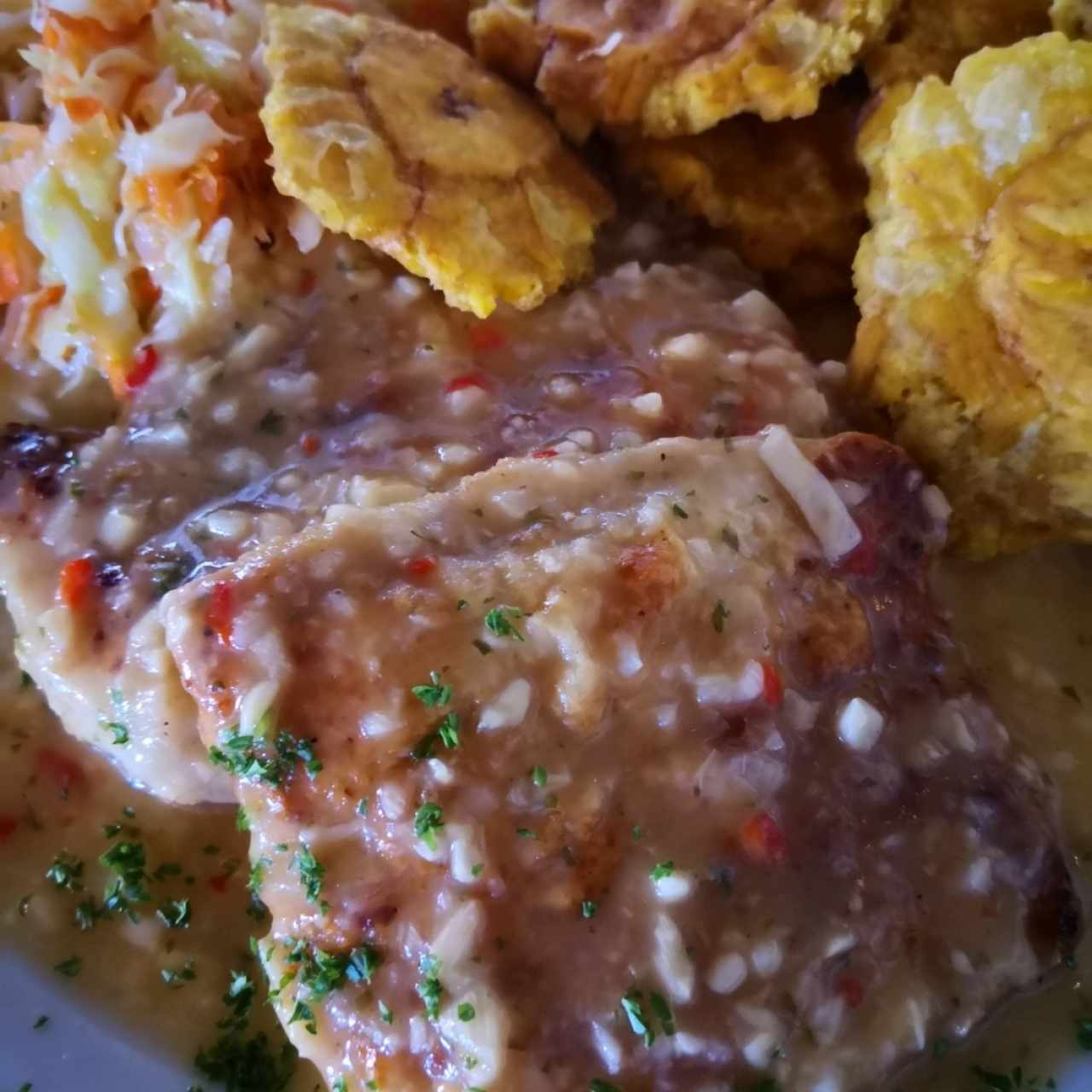 filete de corvina al ajillo 