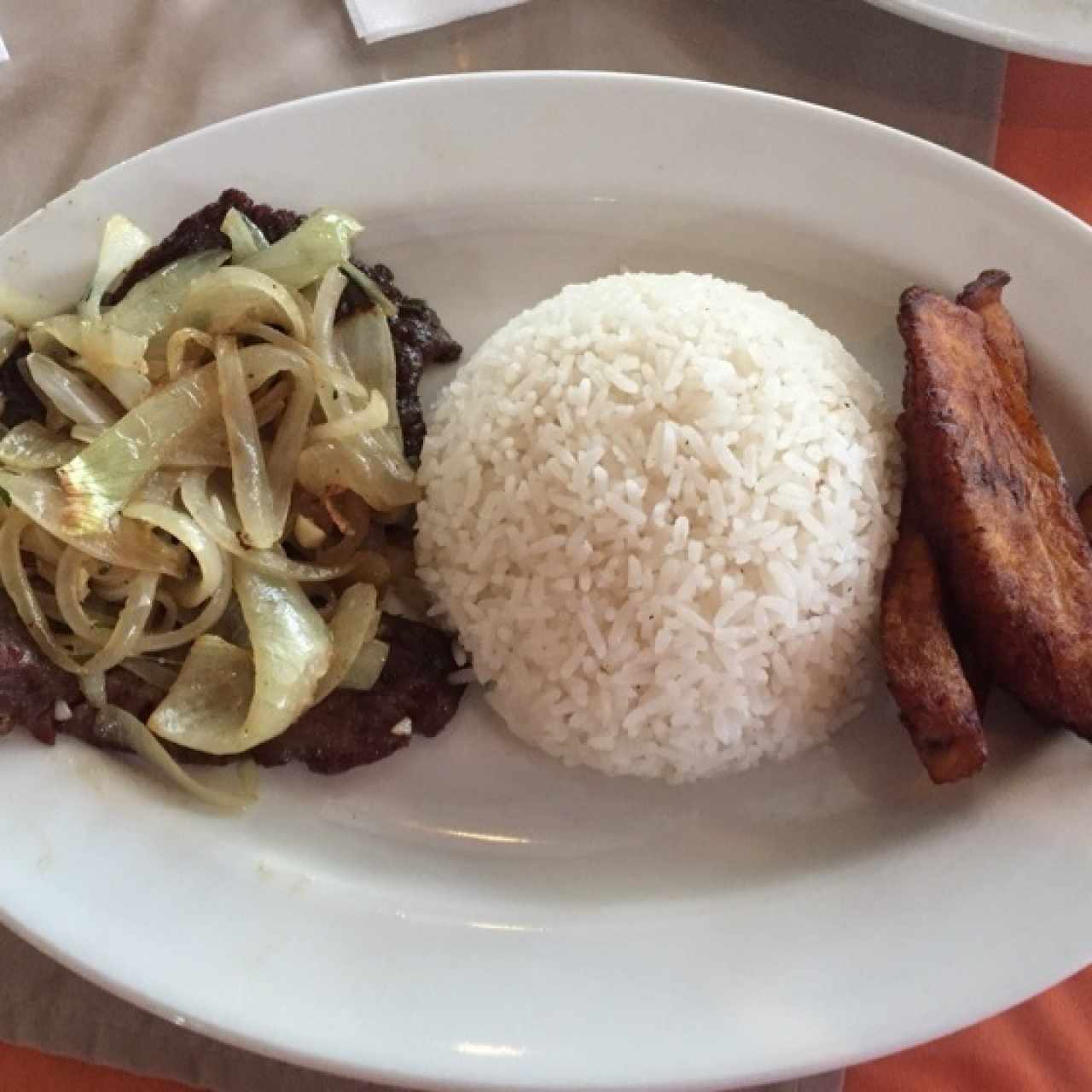 Bistec encebollado