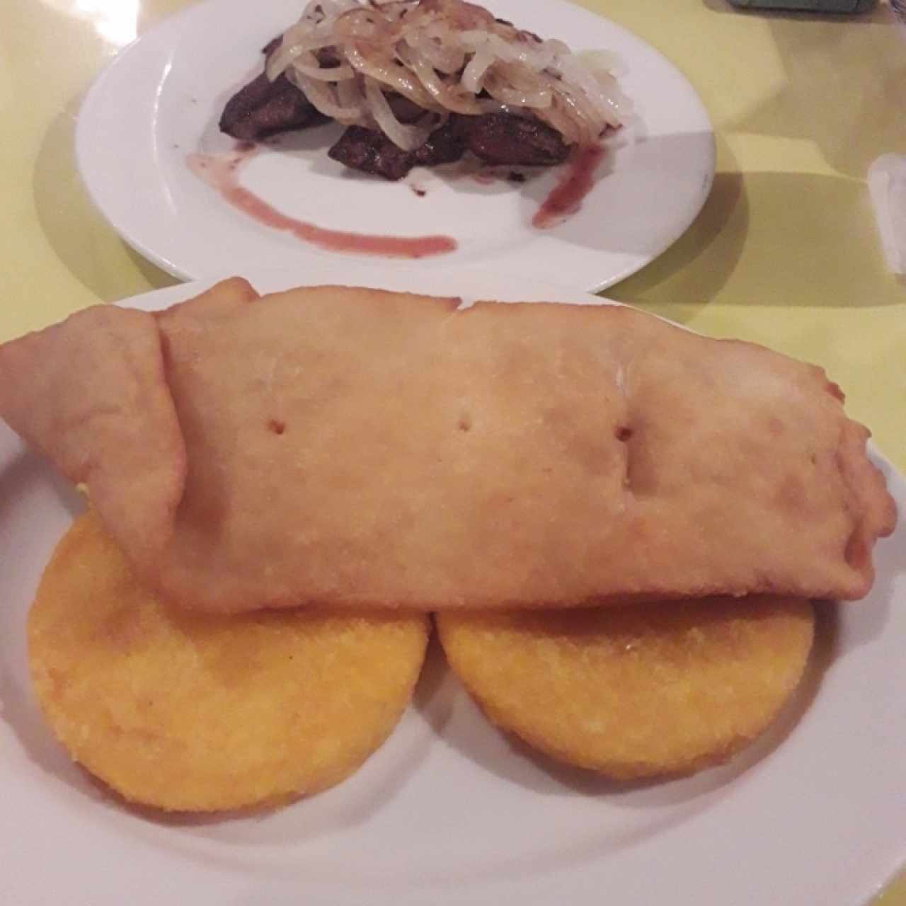 tortillas, hígado encebollado y hojaldre 