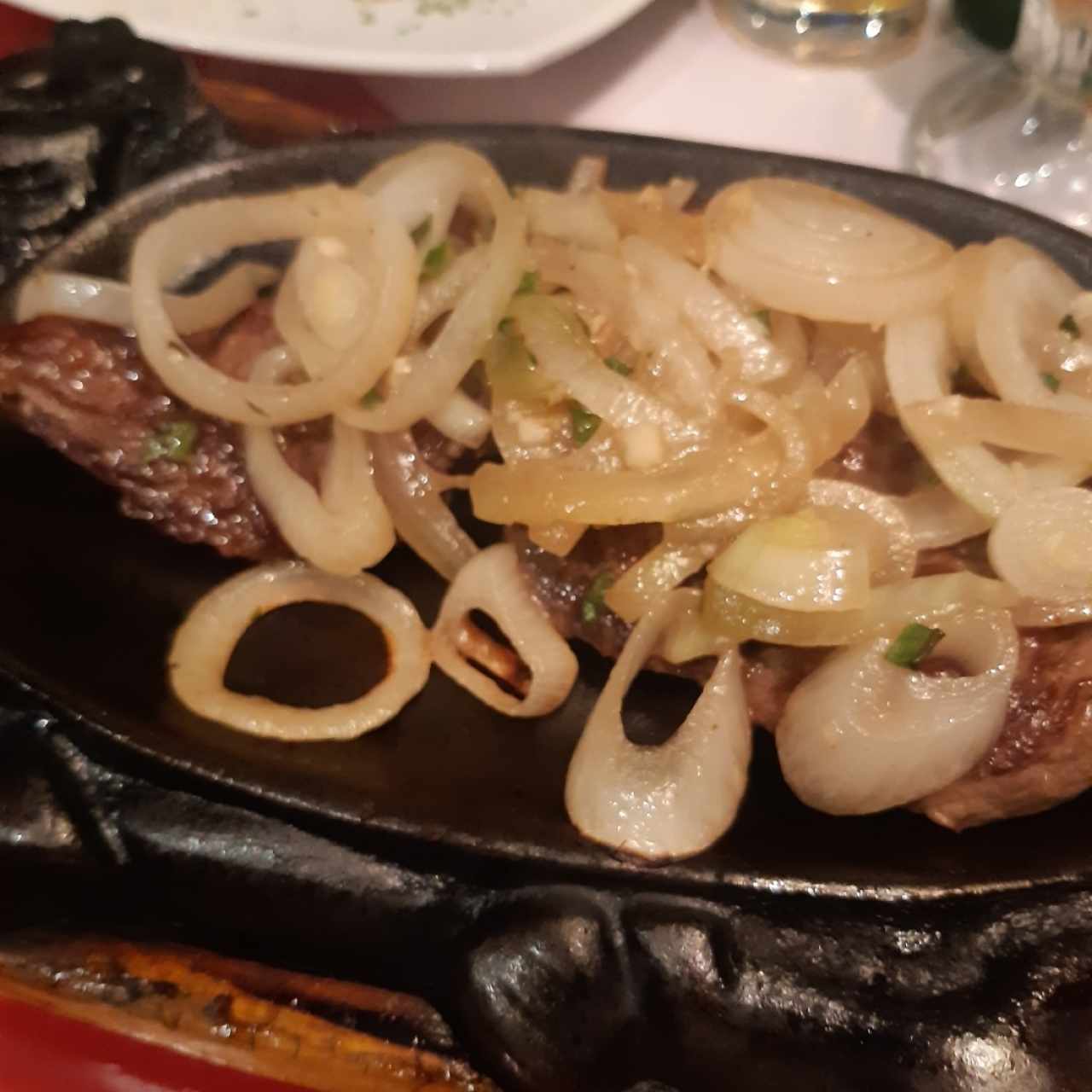 Filete Encebollado al Carbón