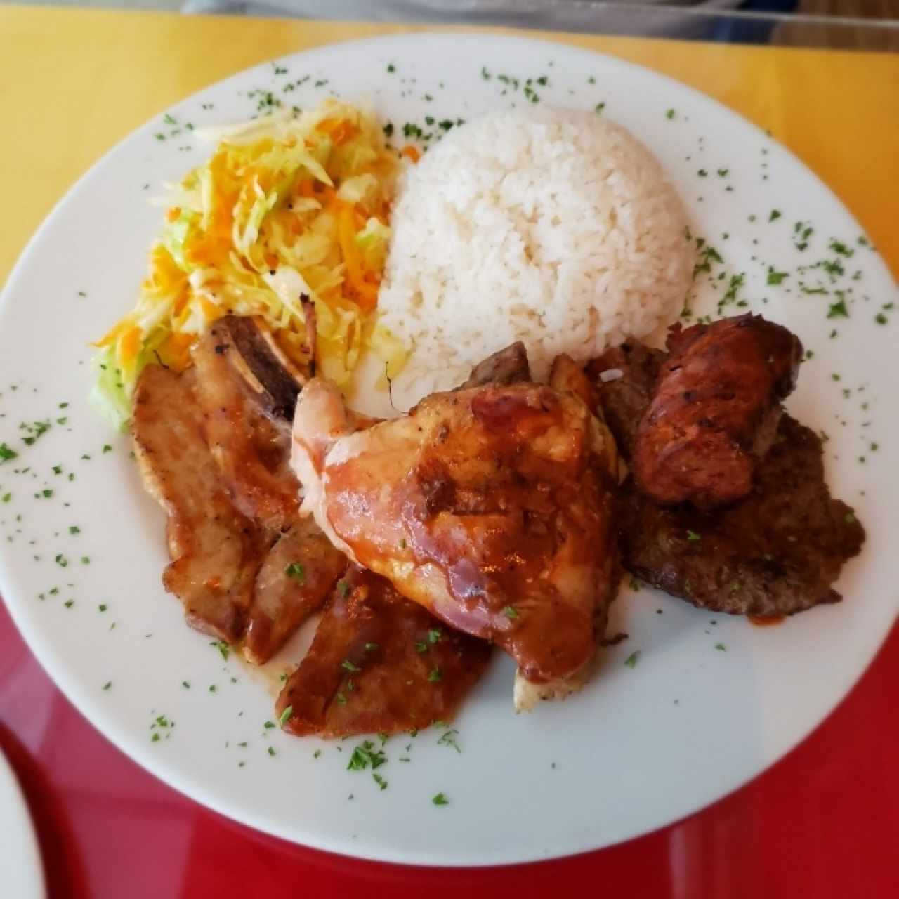 Parrillada mixta con arroz blanco y ensalada de repollo con zanahoria