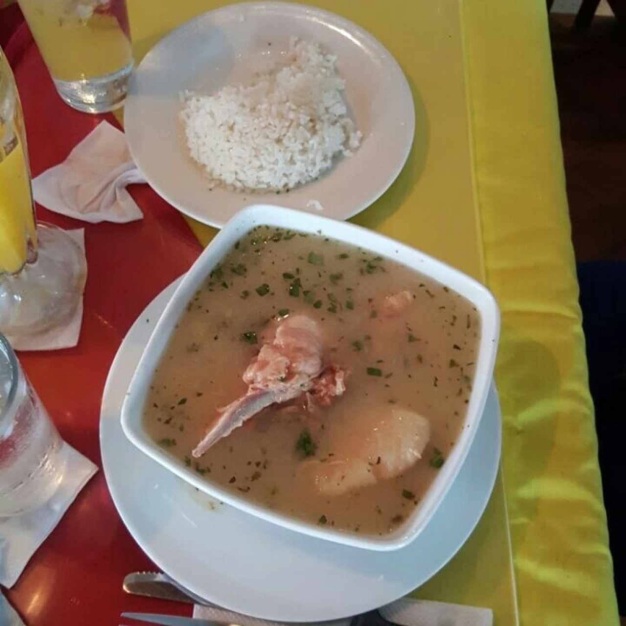 sancocho de gallina y arroz blanco