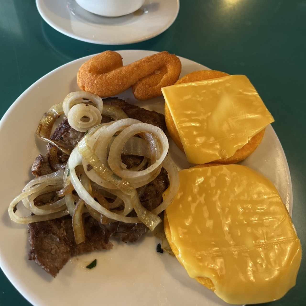 Bistec encebollado con tortillas y almojabano