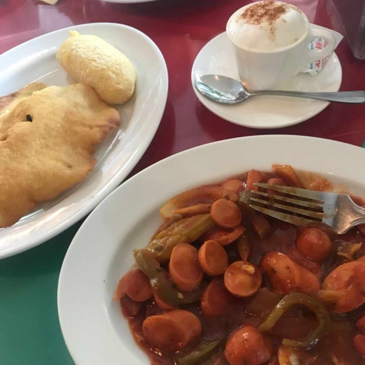 capuccino, ojaldres, carinañola, salchichas guisadas👌