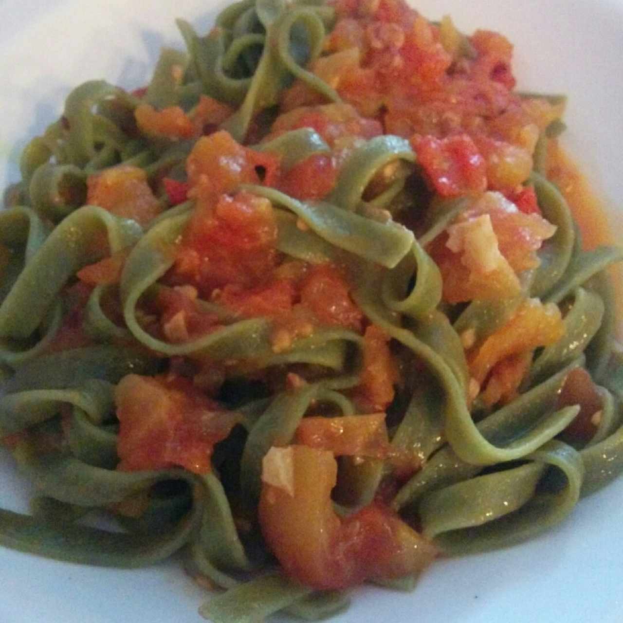 Fetuccini de espinaca con salsa arrabiata