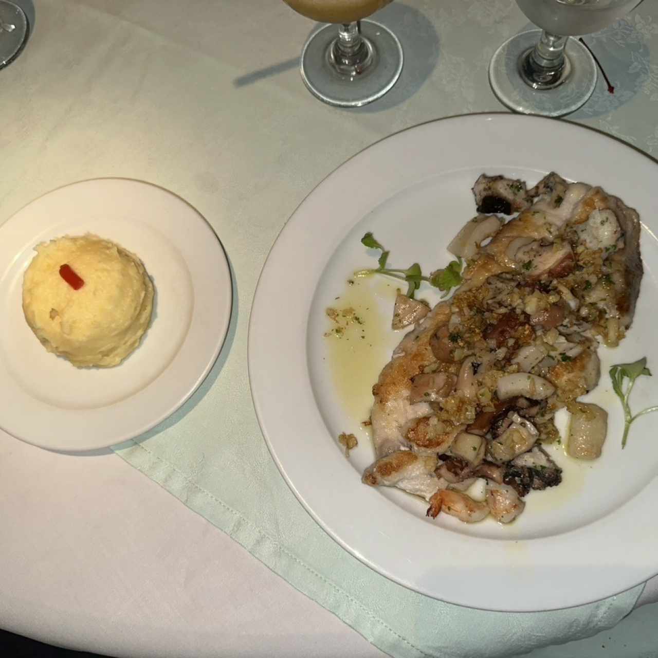 Filete de corvina con mariscos y calamares