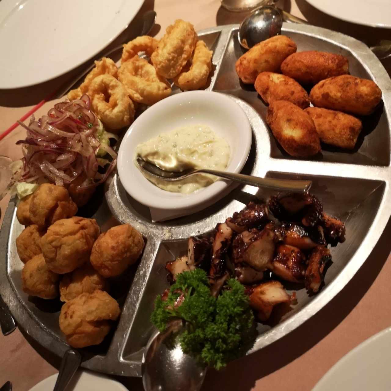 ceviche frito, calamar, croquetas de bacalao y pulpo al carbón