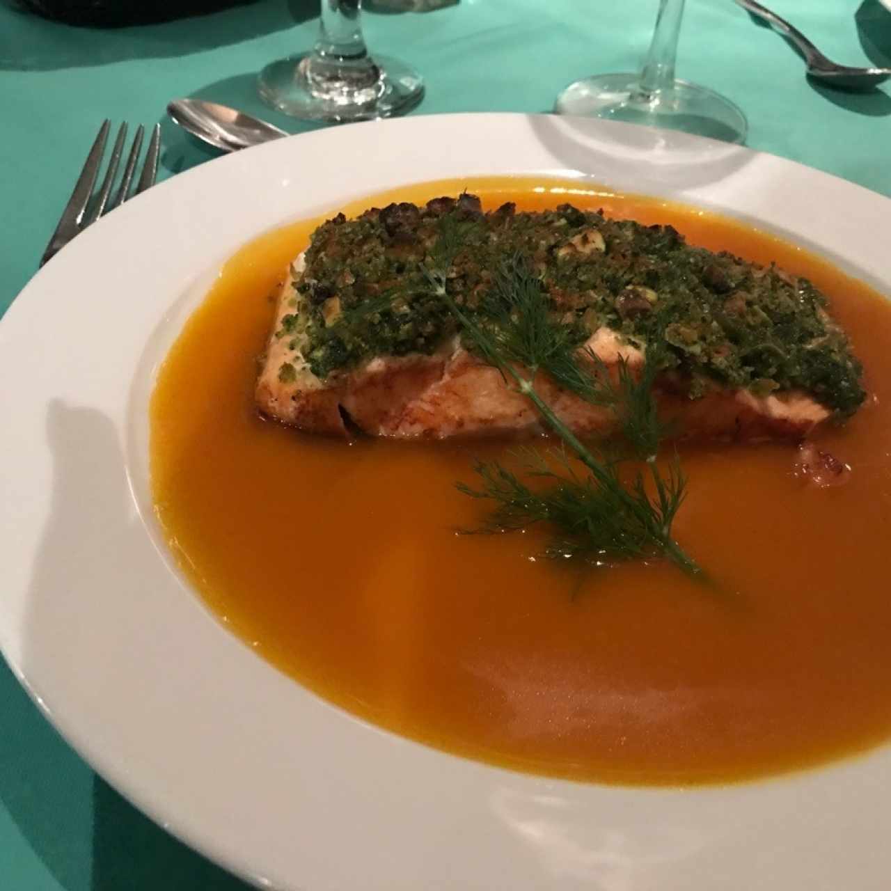 salmon sellado en pistacho con salsan de maracuya