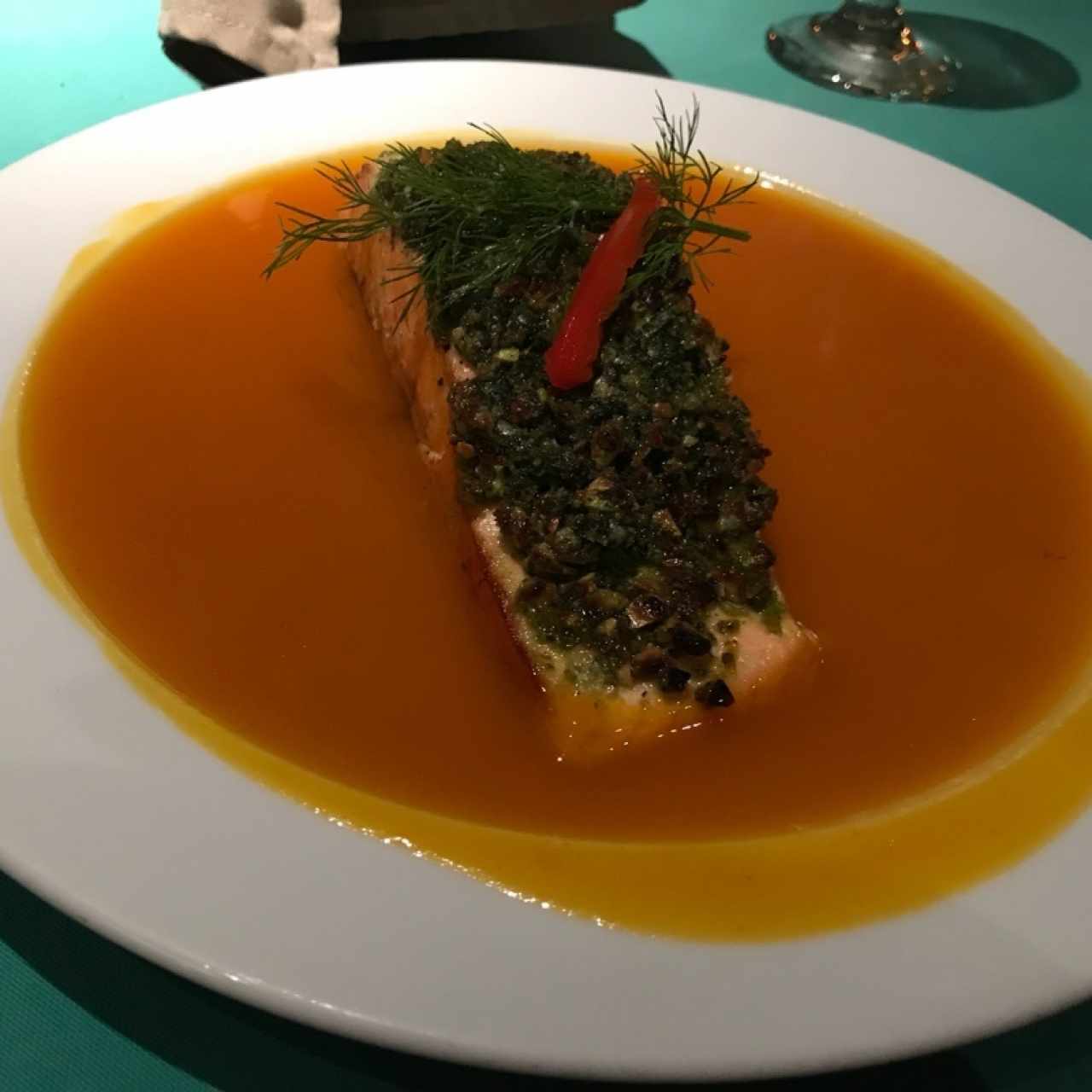 salmon crocante en salsa de maracuya