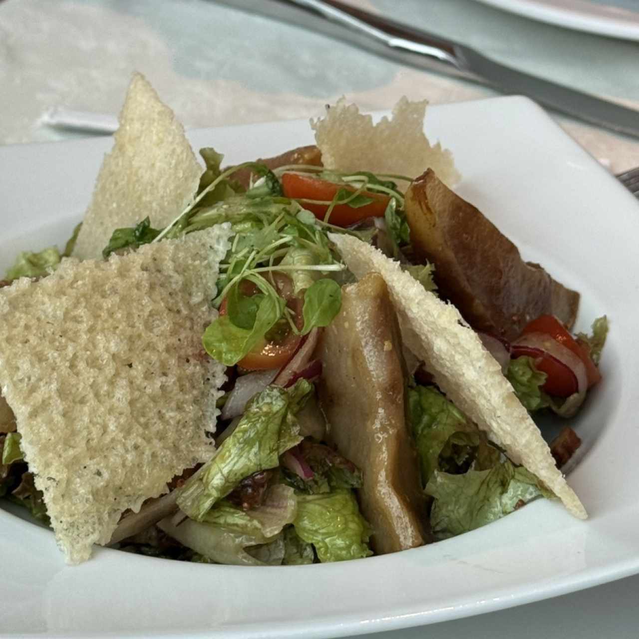 Ensalada con Peras, Pecanas y Costras de Parmesano