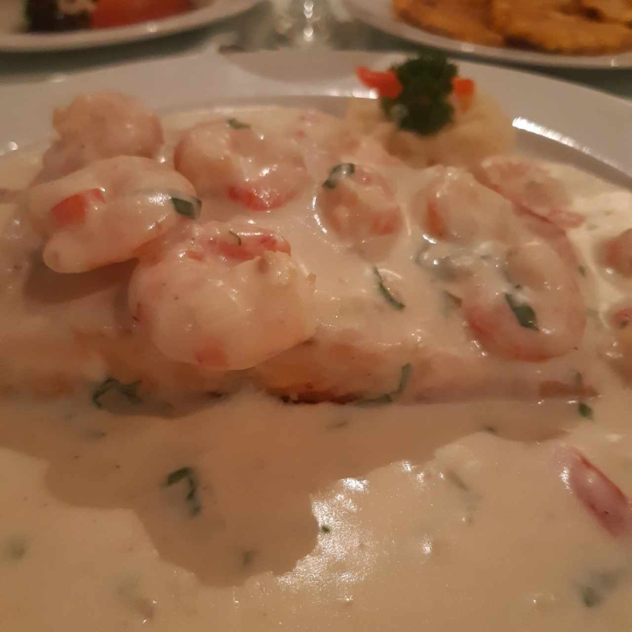 Salmón en salsa camarones