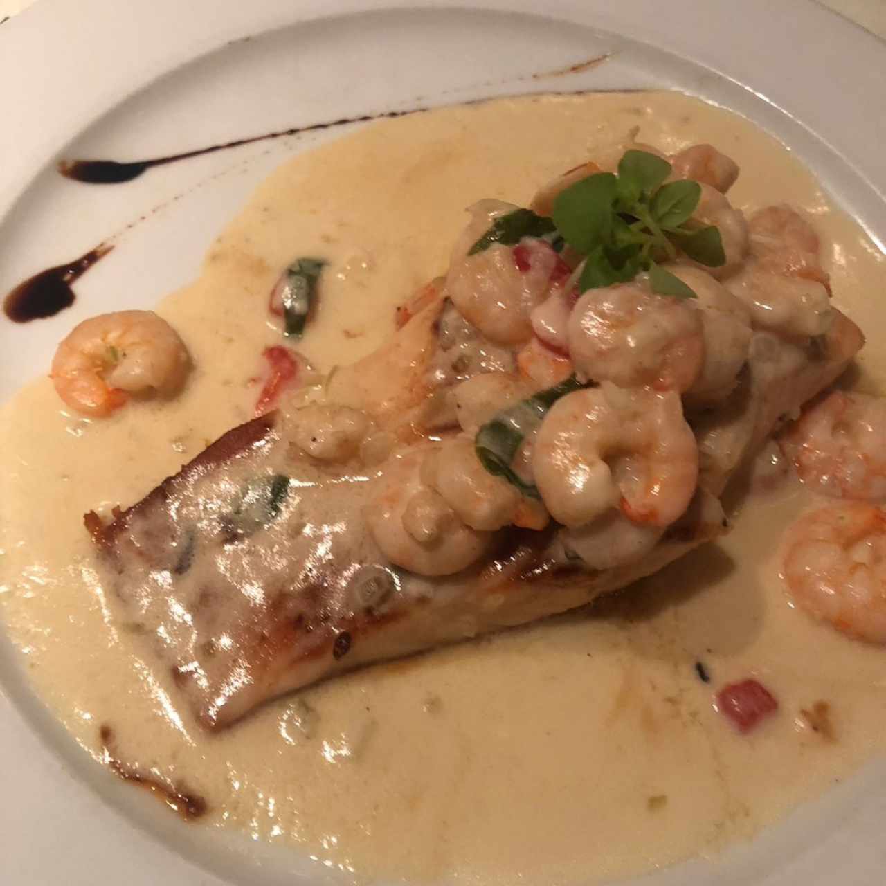 Salmón en salsa de camarones 