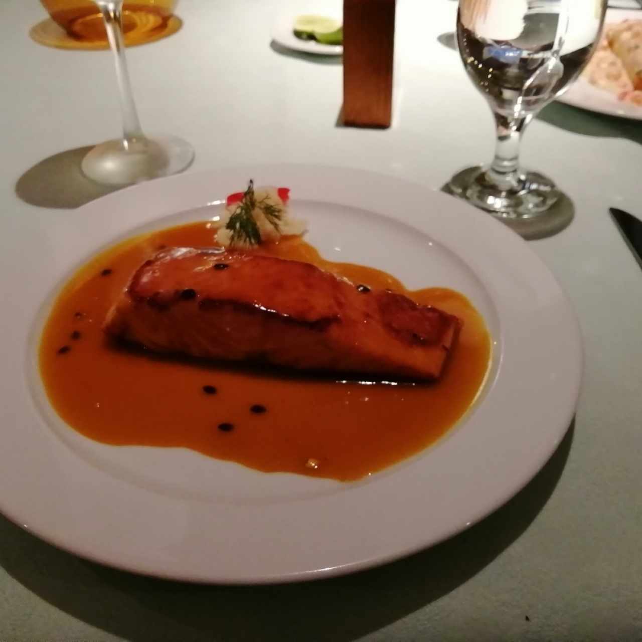 Salmón en salsa de maracuya